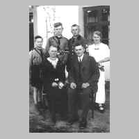 057-0043 Ortsteil Neu Ilischken  -  Erinnerungsfoto der Familie Ewald Marks anlaesslich der Konfirmation der Tochter Margarethe im Jahre 1936.jpg